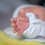Göyçayda ana pilləkəndən yıxıldı, üçaylıq körpəsi öldü